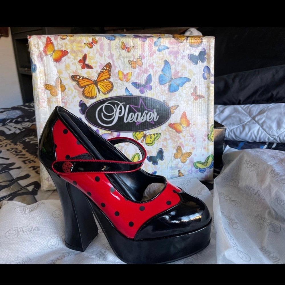 Lady bug pleaser Platform Mary janes